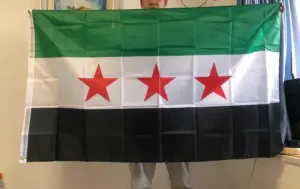 علم سوريا الحرّة بأبعاد 90 × 150 سم — علم الجمهورية العربية السورية 7 علم سوريا الحرّة بأبعاد 90 × 150 سم — علم الجمهورية العربية السورية