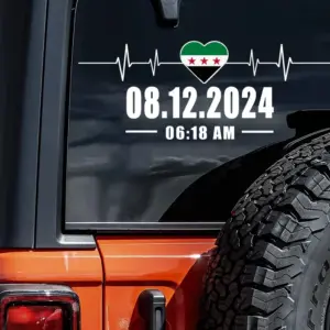 ملصق نبض قلب مع علم سوريا داخل شكل قلب وتاريخ 08.12.2024 – مقاس 50×20 سم 11 ملصق نبض قلب مع علم سوريا داخل شكل قلب وتاريخ 08.12.2024 – مقاس 50×20 سم